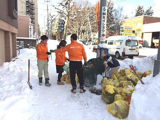 札幌本社の地域清掃活動（2013/12/24）